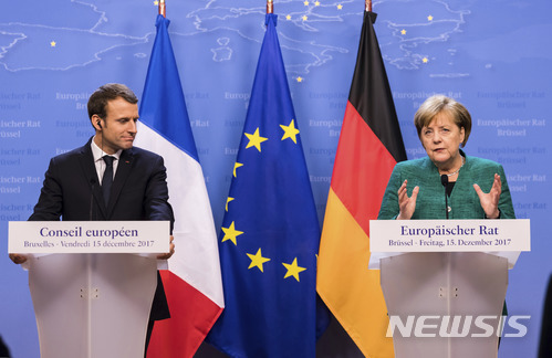 【브뤼셀=AP/뉴시스】 지난해 12월15일 EU 정상회의에서 기자회견을 하는 독일의 앙겔라 메르켈 총리와 프랑스의 에마뉘엘 마크롱 대통령. 2017. 12. 15. 