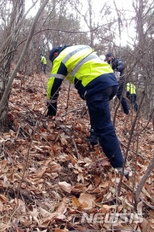 【전주=뉴시스】강인 기자 = 16일 전북 전주에서 사라진 고준희(5)양을 찾기 위해 경찰이 우아동 인근 야산을 수색하고 있다. 2017.12.16 (사진=독자 제공)photo@newsis.com