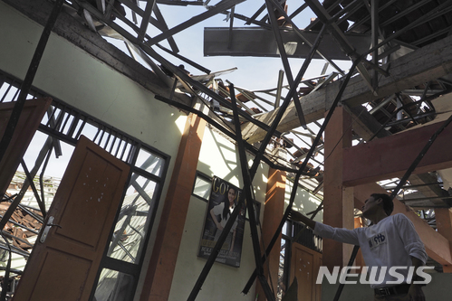 【타시크말라야=AP/뉴시스】15일 인도네시아 자바섬에서 발생한 규모 6.5의 지진으로 건물 지붕이 부서졌다. 2017.12.16.