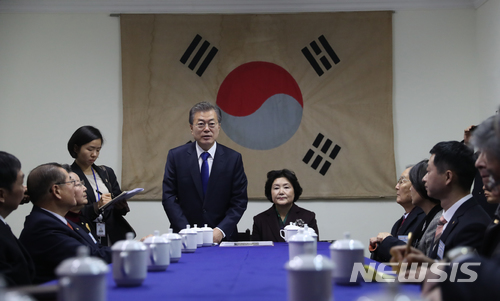 【충칭(중국)=뉴시스】전진환 기자 = 문재인 대통령이 16일 중국 충칭시 연화지에 위치한 대한민국임시정부 청사를 방문해 건물을 둘러보고, 독립유공자 후손들과 간담회를 갖고 있다. 2017.12.16. amin2@newsis.com 