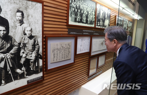 문재인 대통령은 16일 중국 충칭시 연화지에 위치한 대한민국임시정부 청사를 방문해 건물을 둘러보고 있다 .2017.12.16. 청와대사진기자단