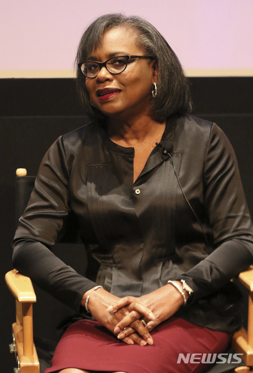 【로스앤젤레스 = AP/뉴시스】 할리우드의 "직장에서의 성적 괴롭힘 방지와 평등 증진 위원회" 출범식에서 12월 15일(현지시간) 회장으로 선출된 애니타 힐 교수.&nbsp; 그는 지난 10월 하비 와인스타인 성추행 폭로 이후 봇물을 이루고 있는 유명 제작자와 스타들의 과거 성추행 폭로에 대해 앞으로는 이런 일들을 없애고 일터에서의 성적 평등을 이루기 위해 대규모 위원회를 이끌어가겠다고 말했다. 힐 교수는 클래런스 토머스 대법관이 1991년 후보로 지명됐을 당시 그로부터 성추행을 당했다고 청문회장에서 주장해 파문을 일으킨 적이 있다. 2017.12.17&nbsp;&nbsp;&nbsp; 