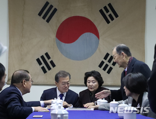 【충칭(중국)=뉴시스】전진환 기자 = 중국을 국빈 방문중인 문재인 대통령이 16일 오전(현지시각) 중국 충칭시 대한민국 임시정부 청사를 찾아 김자동 대한민국 임시정부 기념사업회장 등 독립유공자 후손들과 간담회를  하고 있다. 2017.12.16 amin2@newsis.com