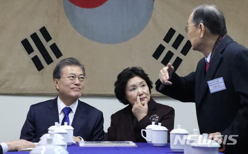 【충칭(중국)=뉴시스】전진환 기자 = 중국을 국빈 방문중인 문재인 대통령이 16일 오전(현지시각) 중국 충칭시 대한민국 임시정부 청사를 찾아 김자동 대한민국 임시정부 기념사업회장 등 독립유공자 후손들과 간담회를  하고 있다. 2017.12.16 amin2@newsis.com