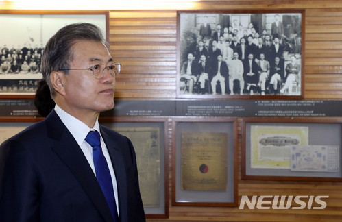 【충칭(중국)=뉴시스】전진환 기자 = 중국을 국빈 방문중인 문재인 대통령이 16일 오전(현지시각) 중국 충칭시 대한민국 임시정부 청사를 찾아 역사전시실을 관람하고 있다. 2017.12.16 amin2@newsis.com