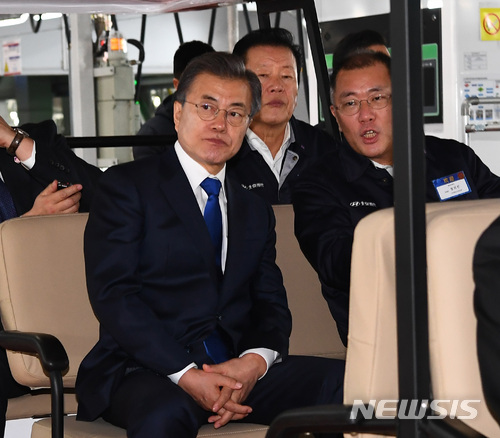 【충칭(중국)=뉴시스】전진환 기자 = 중국을 국빈 방문중인 문재인 대통령이 16일 오후(현지시각) 중국 충칭시 현대자동차 제5공장을 방문해 정의선 부회장과 생산라인을 돌아보며 대화하고 있다. 2017.12.16.  amin2@newsis.com