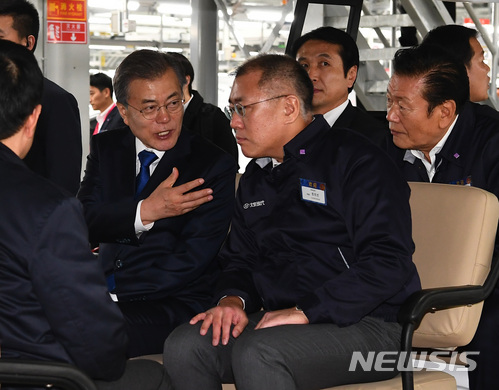 【충칭(중국)=뉴시스】전진환 기자 = 중국을 국빈 방문중인 문재인 대통령이 16일 오후(현지시각) 중국 충칭시 현대자동차 제5공장을 방문해 전동차를 타고 생산라인을 돌아보며 대화하고 있다. 2017.12.16. amin2@newsis.com