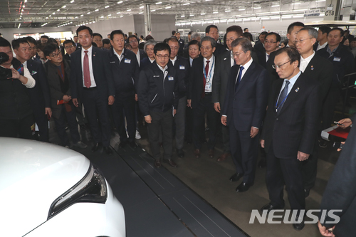 【충칭(중국)=뉴시스】전진환 기자 = 중국을 국빈 방문중인 문재인 대통령이 16일 오후(현지시각) 중국 충칭시 현대자동차 제5공장을 방문해 현지 생산된 차량을 보고 있다. 2017.12.16. amin2@newsis.com