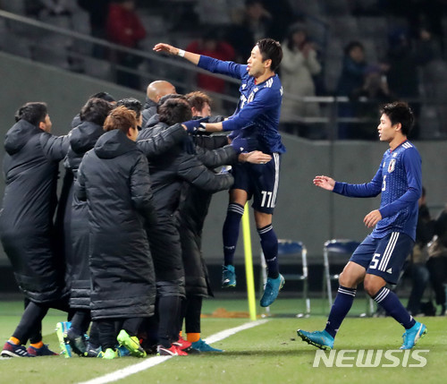 【도쿄(일본)=뉴시스】박주성 기자 = 16일 오후 일본 도쿄 아지노모토 스타디움에서 열린 2017 EAFF E-1 챔피언십 남자부 일본 대 한국의 경기에서 일본 고바야시 유가 패널티킥을 성공 시킨 후 기뻐하고 있다. 2017.12.16. park7691@newsis.com