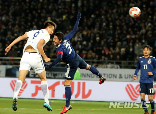 【도쿄(일본)=뉴시스】박주성 기자 = 16일 오후 일본 도쿄 아지노모토 스타디움에서 열린 2017 EAFF E-1 챔피언십 남자부 일본 대 한국의 경기에서 한국 김신욱이 동점골을 성공시키고 있다. 2017.12.16. park7691@newsis.com
