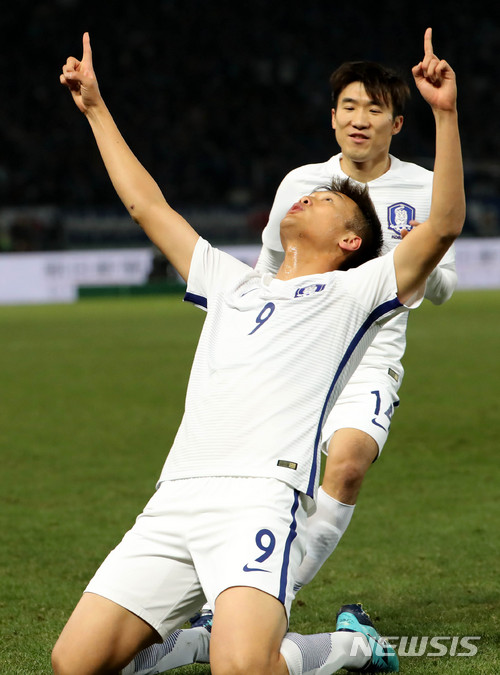 【도쿄(일본)=뉴시스】박주성 기자 = 16일 오후 일본 도쿄 아지노모토 스타디움에서 열린 2017 EAFF E-1 챔피언십 남자부 일본 대 한국의 경기에서 한국 김신욱이 동점골을 성공시키고 팀 동료들과 기쁨을 나누고 있다. 2017.12.16.&nbsp; park7691@newsis.com