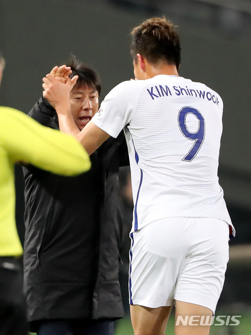 【도쿄(일본)=뉴시스】박주성 기자 = 16일 오후 일본 도쿄 아지노모토 스타디움에서 열린 2017 EAFF E-1 챔피언십 남자부 일본 대 한국의 경기에서 한국 김신욱이 동점골을 성공시키고 신태용 감독과 기쁨을 나누고 있다. 2017.12.16. park7691@newsis.com