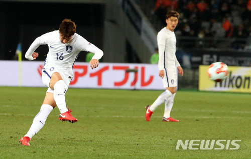 【도쿄(일본)=뉴시스】박주성 기자 = 16일 오후 일본 도쿄 아지노모토 스타디움에서 열린 2017 EAFF E-1 챔피언십 남자부 일본 대 한국의 경기에서 한국 정우영이 프리킥 역전골을 넣고 있다. 2017.12.16. park7691@newsis.com