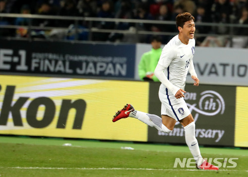 【도쿄(일본)=뉴시스】박주성 기자 = 16일 오후 일본 도쿄 아지노모토 스타디움에서 열린 2017 EAFF E-1 챔피언십 남자부 일본 대 한국의 경기에서 한국 정우영이 역전골을 성공 시키고 환호하고 있다. 2017.12.16. park7691@newsis.com