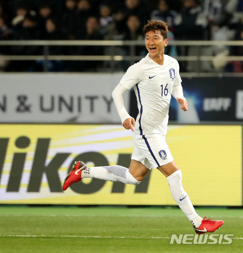 【도쿄(일본)=뉴시스】박주성 기자 = 16일 오후 일본 도쿄 아지노모토 스타디움에서 열린 2017 EAFF E-1 챔피언십 남자부 일본 대 한국의 경기에서 한국 정우영이 역전골을 성공 시키고 환호하고 있다. 2017.12.16. park7691@newsis.com