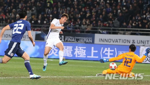【도쿄(일본)=뉴시스】박주성 기자 = 16일 오후 일본 도쿄 아지노모토 스타디움에서 열린 2017 EAFF E-1 챔피언십 남자부 일본 대 한국의 경기에서 한국 김신욱이 세번째 골을 성공시키고 있다. 2017.12.16. park7691@newsis.com