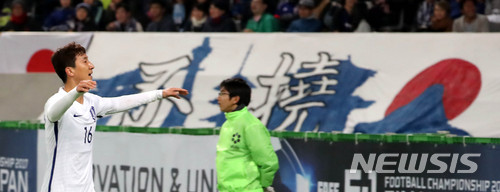 【도쿄(일본)=뉴시스】박주성 기자 = 16일 오후 일본 도쿄 아지노모토 스타디움에서 열린 2017 EAFF E-1 챔피언십 남자부 일본 대 한국의 경기에서 한국 정우영이 프리킥을 역전골로 성공시키고 스탠드를 넘어 붉은 악마 응원단과 기쁨을 나누고 있다. 2017.12.16.&nbsp; park7691@newsis.com