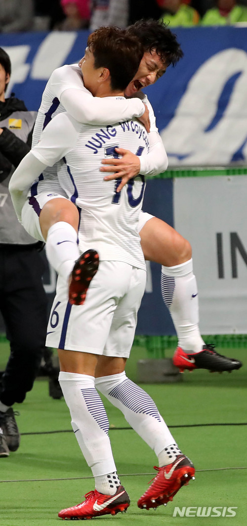 【도쿄(일본)=뉴시스】박주성 기자 = 16일 오후 일본 도쿄 아지노모토 스타디움에서 열린 2017 EAFF E-1 챔피언십 남자부 일본 대 한국의 경기에서 한국 정우영이 프리킥을 역전골로 성공시키고 스탠드를 넘어 붉은 악마 응원단과 인사를 나눈 후 팀 동료 김민우와 기쁨을 나누고 있다. 2017.12.16.&nbsp; park7691@newsis.com