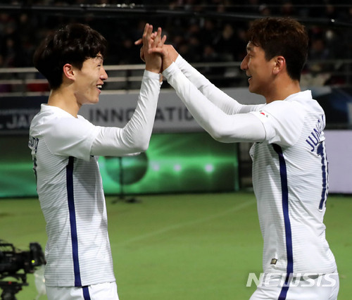 【도쿄(일본)=뉴시스】박주성 기자 = 16일 오후 일본 도쿄 아지노모토 스타디움에서 열린 2017 EAFF E-1 챔피언십 남자부 일본 대 한국의 경기에서 한국 정우영이 프리킥을 역전골로 성공시키고 팀 동료 이재성과 기쁨을 나누고 있다. 2017.12.16. park7691@newsis.com