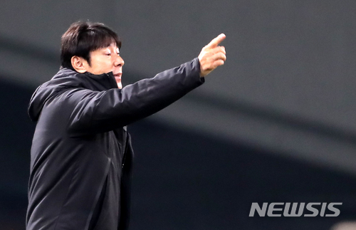 【도쿄(일본)=뉴시스】박주성 기자 = 16일 오후 일본 도쿄 아지노모토 스타디움에서 열린 2017 EAFF E-1 챔피언십 남자부 일본 대 한국의 경기에서 한국 신태용 감독이 선수들에게 작전 지시를 하고 있다. 2017.12.16. park7691@newsis.com