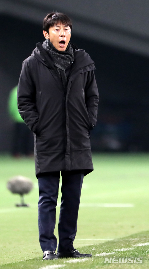 【도쿄(일본)=뉴시스】박주성 기자 = 16일 오후 일본 도쿄 아지노모토 스타디움에서 열린 2017 EAFF E-1 챔피언십 남자부 일본 대 한국의 경기에서 한국 신태용 감독이 선수들에게 작전 지시를 하고 있다. 2017.12.16.&nbsp; park7691@newsis.com