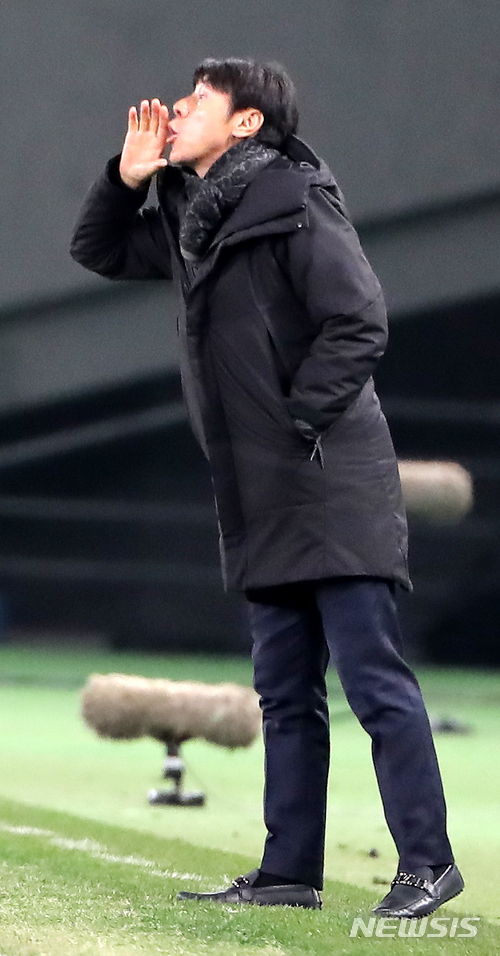【도쿄(일본)=뉴시스】박주성 기자 = 16일 오후 일본 도쿄 아지노모토 스타디움에서 열린 2017 EAFF E-1 챔피언십 남자부 일본 대 한국의 경기에서 한국 신태용 감독이 선수들에게 작전 지시를 하고 있다. 2017.12.16. park7691@newsis.com