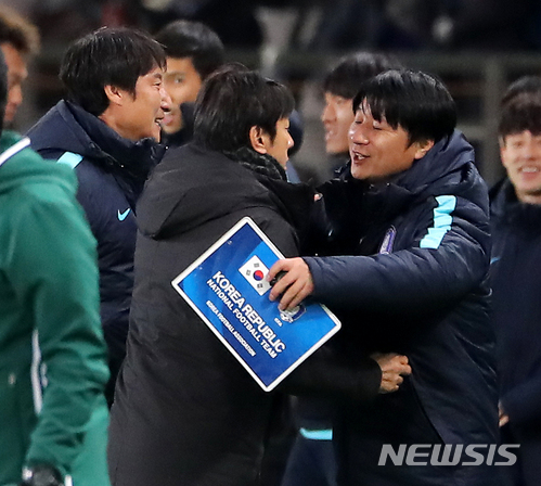 【도쿄(일본)=뉴시스】박주성 기자 = 16일 오후 일본 도쿄 아지노모토 스타디움에서 열린 2017 EAFF E-1 챔피언십 남자부 일본 대 한국의 경기에서 한국이 일본을 4대1로 승리, 우승을 확정지은 후 신태용 감독이 전경준 코치와 기쁨을 나누고 있다. 2017.12.16. park7691@newsis.com