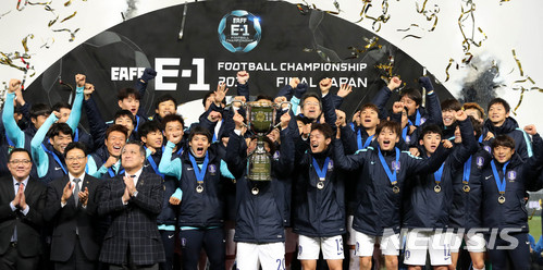 【도쿄(일본)=뉴시스】박주성 기자 = 대한민국 남자 축구대표팀이 16일 오후 일본 도쿄 아지노모토 스타디움에서 열린 2017 EAFF E-1 챔피언십 우승을 차지하고 기뻐하고 있다. 2017.12.16. park7691@newsis.com