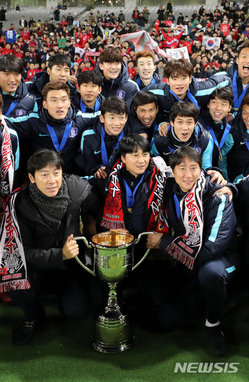 【도쿄(일본)=뉴시스】박주성 기자 = 대한민국 남자 축구대표팀이 16일 오후 일본 도쿄 아지노모토 스타디움에서 2017 EAFF E-1 챔피언십 우승을 차지하고 붉은 악마들과 기념촬영을 하고 있다. 2017.12.16. park7691@newsis.com