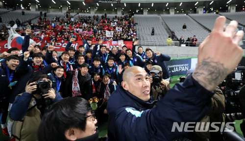 【도쿄(일본)=뉴시스】박주성 기자 = 대한민국 남자 축구대표팀 차두리 코치가 16일 오후 일본 도쿄 아지노모토 스타디움에서 2017 EAFF E-1 챔피언십 우승을 차지하고 붉은 악마들, 선수들과 핸드폰으로 기념촬영을 하고 있다. 2017.12.16. park7691@newsis.com