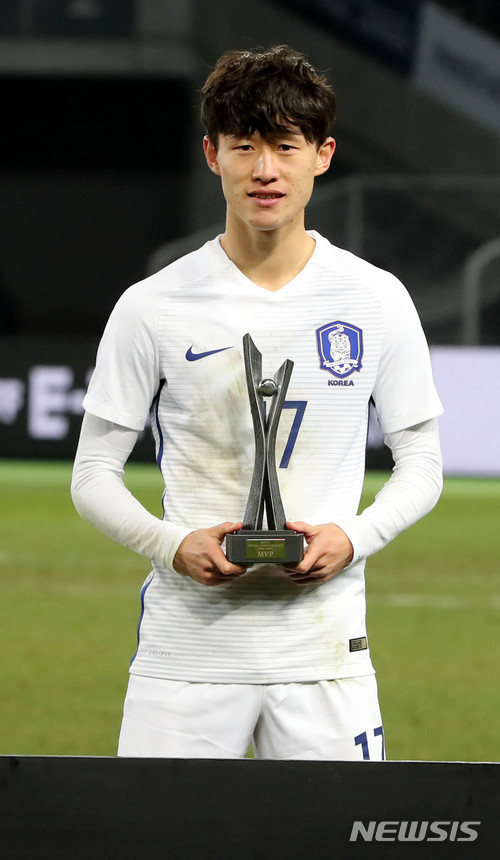 【도쿄(일본)=뉴시스】박주성 기자 = 대한민국 남자 축구대표팀 이재성이 16일 오후 일본 도쿄 아지노모토 스타디움에서 2017 EAFF E-1 챔피언십 MVP를 수상하고 있다. 2017.12.16. park7691@newsis.com