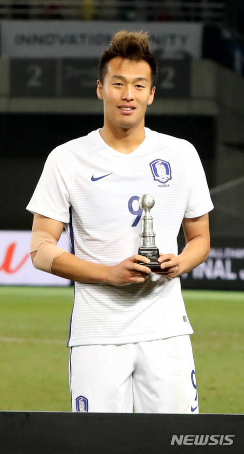 【도쿄(일본)=뉴시스】박주성 기자 = 대한민국 남자 축구대표팀 김신욱이 16일 오후 일본 도쿄 아지노모토 스타디움에서 2017 EAFF E-1 챔피언십 득점상을 수상하고 있다. 2017.12.16. park7691@newsis.com