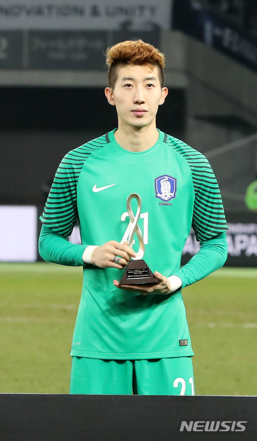 【도쿄(일본)=뉴시스】박주성 기자 = 대한민국 남자 축구대표팀 조현우가 16일 오후 일본 도쿄 아지노모토 스타디움에서 2017 EAFF E-1 챔피언십 골키퍼상을 수상하고 있다. 2017.12.16. park7691@newsis.com