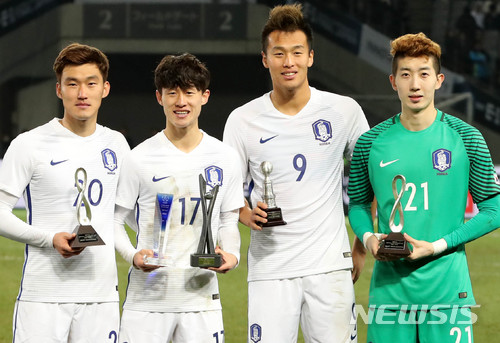 【도쿄(일본)=뉴시스】박주성 기자 = 대한민국 남자 축구대표팀 장현수(사진 왼쪽부터), 이재성, 김신욱, 조현우가 16일 오후 일본 도쿄 아지노모토 스타디움에서 2017 EAFF E-1 챔피언십 각부문의 상을 수상한 후 포즈를 취하고 있다. 2017.12.16. park7691@newsis.com