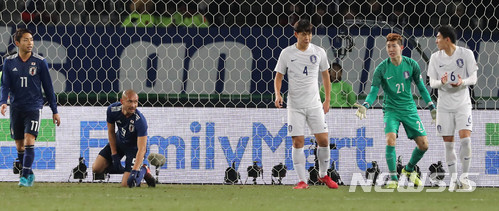 【도쿄(일본)=뉴시스】박주성 기자 = 16일 오후 일본 도쿄 아지노모토 스타디움에서 열린 2017 EAFF E-1 챔피언십 남자부 일본 대 한국의 경기에서 한국 조현우 골키퍼가 일본의 공격을 막고 선수들에게 지시를 하고 있다. 2017.12.16. park7691@newsis.com