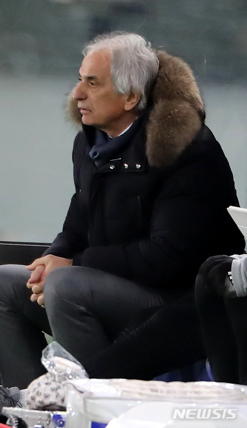 【도쿄(일본)=뉴시스】박주성 기자 = 16일 오후 일본 도쿄 아지노모토 스타디움에서 열린 2017 EAFF E-1 챔피언십 남자부 일본 대 한국의 경기에서 일본 바히드 할릴호지치 감독이 선수들을 바라보고 있다. 2017.12.16. park7691@newsis.com