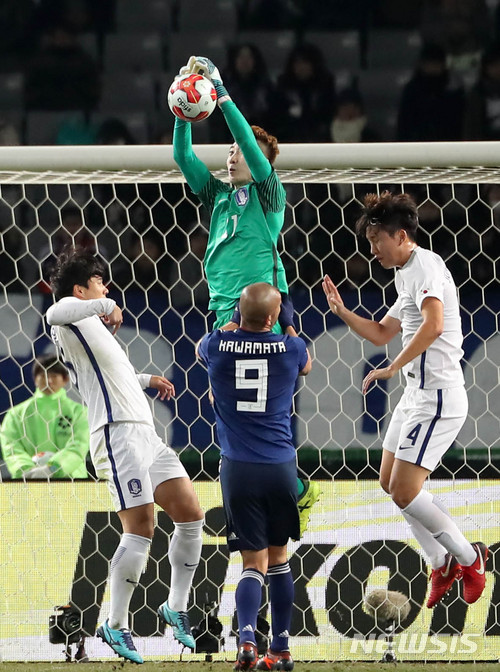 【도쿄(일본)=뉴시스】박주성 기자 = 16일 오후 일본 도쿄 아지노모토 스타디움에서 열린 2017 EAFF E-1 챔피언십 남자부 일본 대 한국의 경기에서 한국 조현우 골키퍼가 일본 공격을 막고 있다. 2017.12.16. park7691@newsis.com