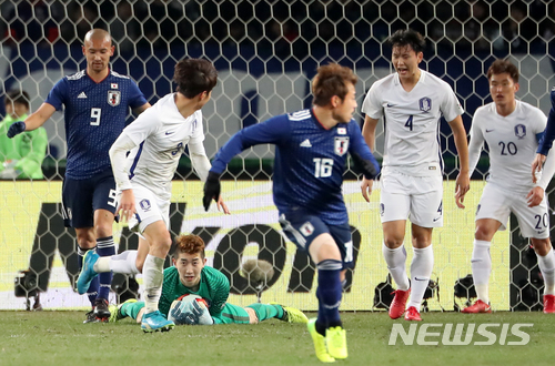 【도쿄(일본)=뉴시스】박주성 기자 = 16일 오후 일본 도쿄 아지노모토 스타디움에서 열린 2017 EAFF E-1 챔피언십 남자부 일본 대 한국의 경기에서 한국 조현우 골키퍼가 일본 공격을 막고 있다. 2017.12.16. park7691@newsis.com