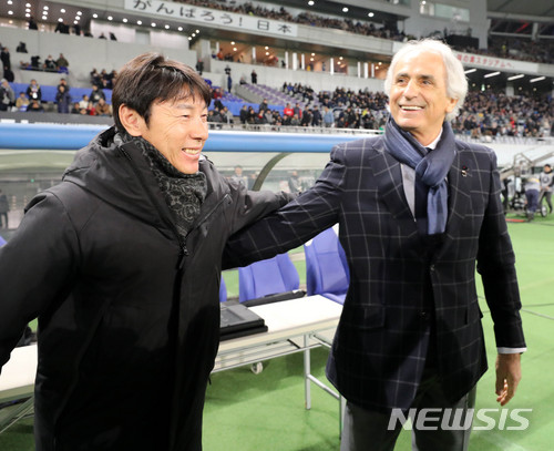 【도쿄(일본)=뉴시스】박주성 기자 = 16일 오후 일본 도쿄 아지노모토 스타디움에서 열린 2017 EAFF E-1 챔피언십 남자부 일본 대 한국의 경기에서 한국 신태용 감독과 일본 바히드 할릴호지치 감독이 경기 전 인사를 나누고 있다. 2017.12.16. park7691@newsis.com