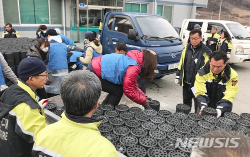 【제천=뉴시스】남제천연탄은행 연탄 기증. (사진=제천시 제공) photo@newsis.com
