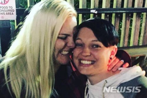 【서울=뉴시스】호주에서 16일 2쌍의 여성 커플이 동성결혼식을 올렸다. 이는 지난 7일 호주 하원이 동성결혼을 허용하는 법안을 통과시킨 뒤 첫 동성결혼이다. 당초 4주의 고지 기간이 지나야 하기 때문에 2018년 1월9일 이후에나 동성결혼이 가능할 것으로 예상됐었다. 이날 시드니에서 동성결혼을 올린 로렌 프라이스(31, 왼쪽)와 에이미 레이커(29) 커플. <사진 출처 : 호주 ABC 방송> 2017.12.17