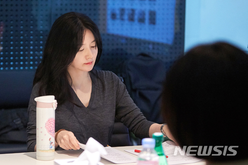  이영애 “이경미 감독 ‘아랫집’ 독특해 흔쾌히 응해”