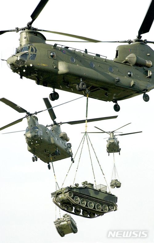 【서울=뉴시스】일본 정부가 한반도 유사시 육상자위대의 대형 헬기 CH47(사진)를 투입해 나가사키(長崎)현 대마도(일본명 쓰시마·対馬)와 부산 사이를 오가며 한국 거주 자국민을 대피시키는 계획을 구상하고 있는 것으로 알려졌다. (사진출처: 위키피디아) 2017.12.17.