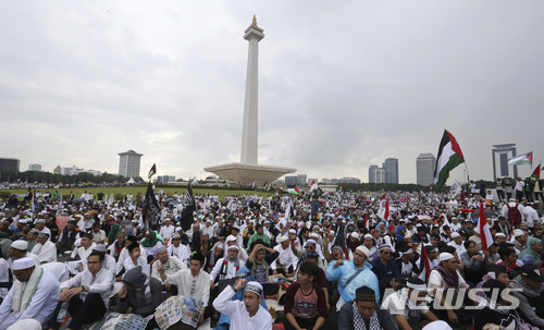 【자카르타(인도네시아)=AP/뉴시스】인도네시아 수도 자카르타의 내셔널 모뉴먼트 공원에서 17일 미국이 예루살렘을 인도네시아의 수도로 인정한 것에 항의하는 시위가 열리고 있다. 인도네시아 최고 성직자 안와르 압바스는 이날 이러한 미 결정에 항의하기 위해 미국 제품을 사지 않는 불매운동을 촉구했다. 2017.12.17
