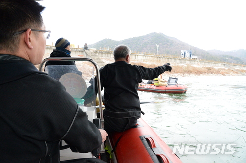 【전주=뉴시스】강인 기자 = 실존된 고준희(5)양을 찾기 위해 경찰과 소방인력으로 구성된 수색대가 아중호수를 수색하고 있다. 2017.12.18 kir1231@newsis.com