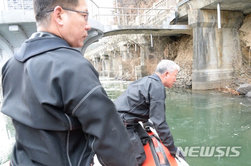 【전주=뉴시스】강인 기자 = 18일 전북 전주에서 고준희(5)양이 실종된지 31일째인 가운데 경찰과 소방인력으로 구성된 수색대가 아중호수를 수색하고 있다. 2017.12.18  kir1231@newsis.com 