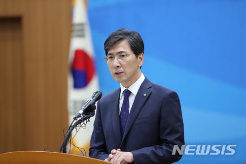 【홍성=뉴시스】유효상 기자 = 안희정 충남지사가 18일 도청 대회의실서 2017년도 송년기자회견을 갖고 3선 불출마 입장을 밝히고 있다. 2017.12.18&nbsp;&nbsp; yreporter@newsis.com 