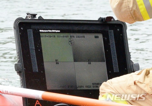 【전주=뉴시스】강인 기자 = 18일 전북 전주에서 고준희(5)양이 실종된지 31일째인 가운데 수색대가 수중카메라를 동원해 찾고 있지만 화면에는 아무 것도 잡히지 않고 있다. 2017.12.18&nbsp; kir1231@newsis.com&nbsp; 