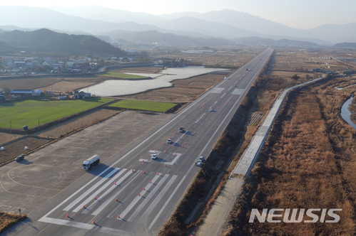 【영주=뉴시스】김진호 기자 = 경북 영주시가 항공인프라 조성 등 항공산업 육성에 적극 나섰다. 사진은 국가주도 훈련용비행장 가능지역으로 선정된 영주비행활주로. 2017.12.18 (사진=영주시 제공) photo@newsis.com
