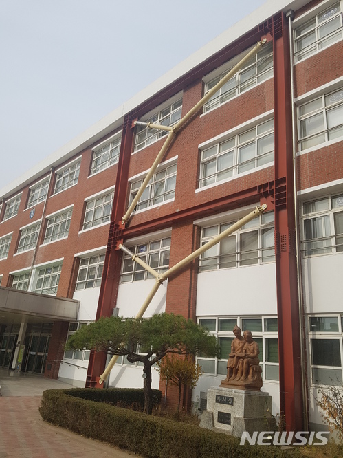 【안동=뉴시스】= 건물 외벽에 내진보강 공사가 이뤄진 학교의 모습. 행정안전부는 3월부터 민간분야 건축물의 내진보강을 유도하기 위한 지진안전 시설물 인증제를 시행한다. 2017.12.18. (뉴시스DB) photo@newsis.com 